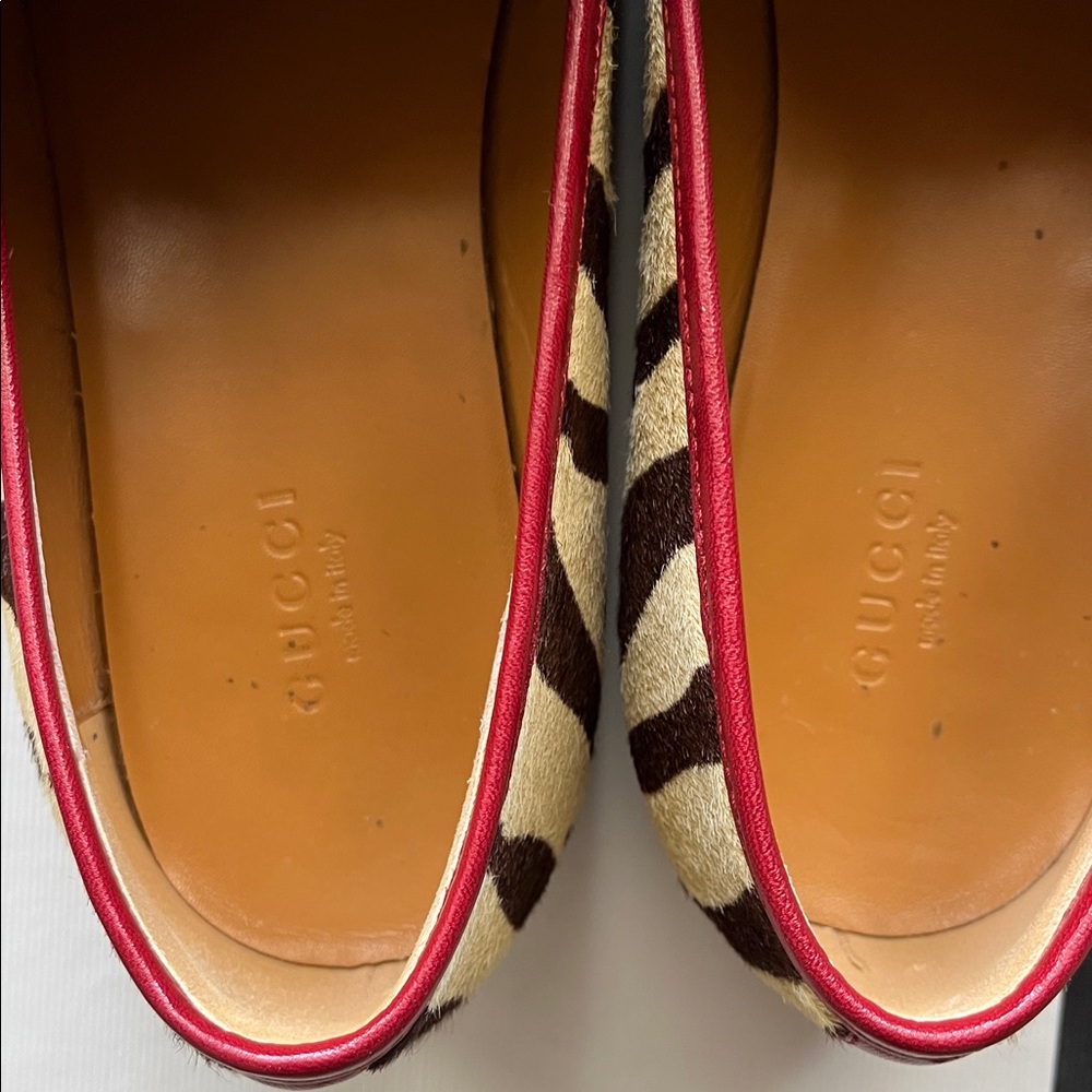 Gucci Zebra Pattern Loafers with Gold Detail - Picture 7 of 7